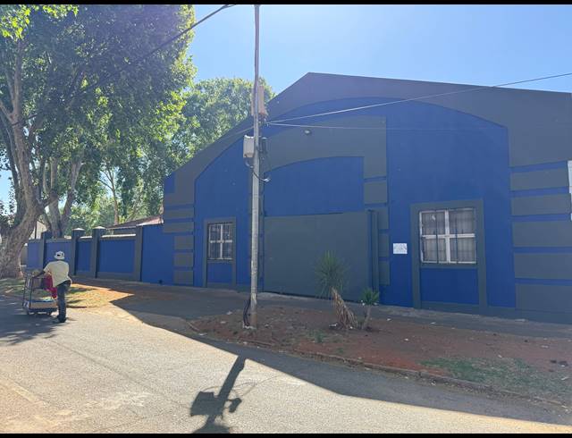 990M² WAREHOUSE FOR SALE IN BEZUIDENHOUT VALLEY